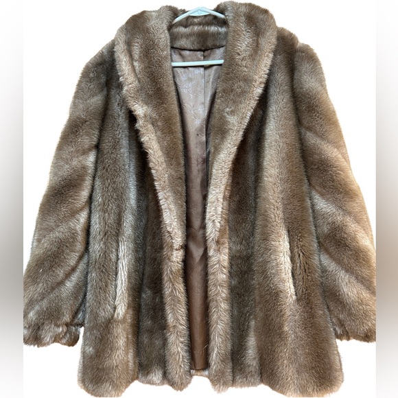 Jackets & Blazers - Faux Fur Vintage ‘60s Womens coat Hillmoor NY brand Size L